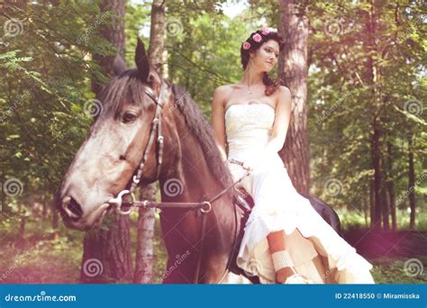 mujer cojiendo con caballos